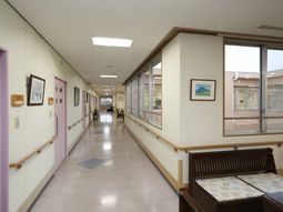 明るく清潔な廊下