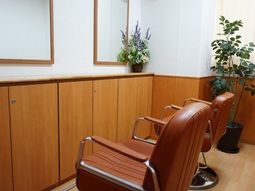 理美容室の椅子と鏡