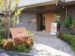入り口と看板のある外観