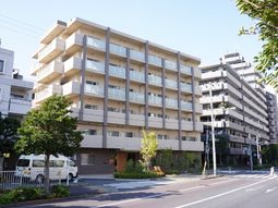 明るい街並みの建物外観