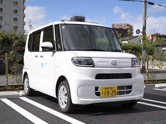 送迎車が停車する外観  