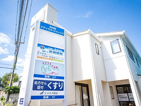 白い建物の外観  