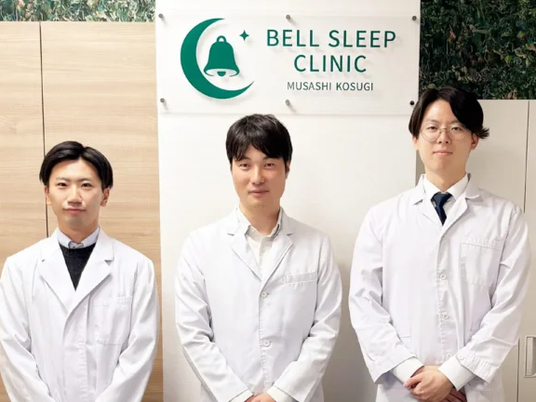 白衣のスタッフ3人が並ぶ受付前  