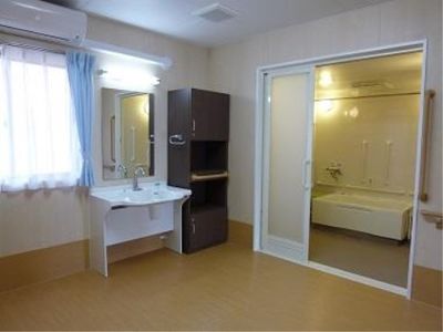 居室内の洗面台と浴室