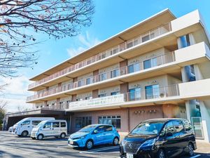 施設の外観と駐車場  