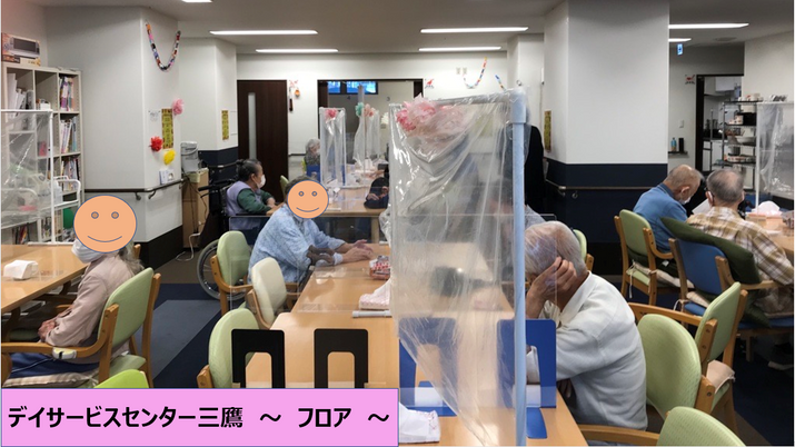 人々が集う明るいフロア
