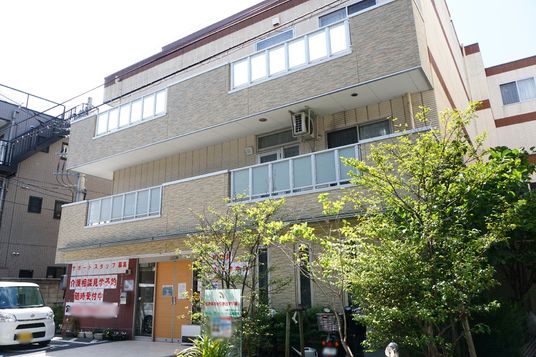 明るい外観の建物エントランス