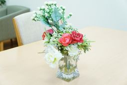 テーブルに花が飾られてる