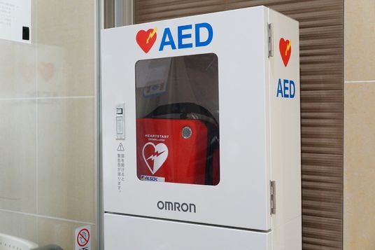 壁に取り付けられたAED