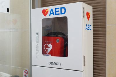 壁に取り付けられたAED