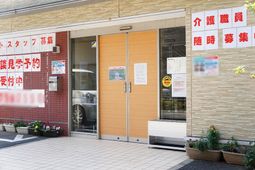 入口のある外観