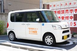 白い福祉車両駐車中