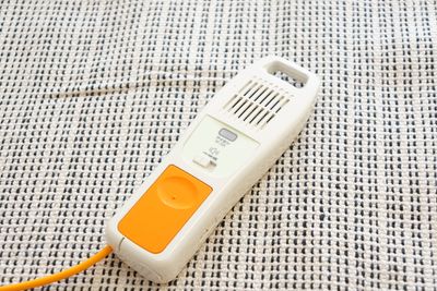 白橙色の携帯型器具