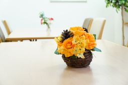 彩り豊かな花飾りテーブル