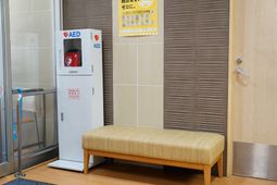 エントランスにAED設置