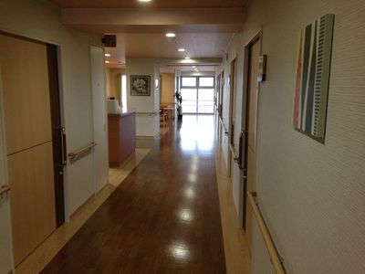 明るく清潔な廊下