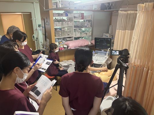 看護研修の様子を示す室内  