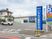 施設の外観と駐車場  