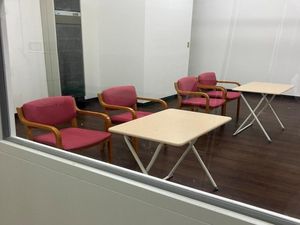 くつろぎ用の椅子がある休憩室  