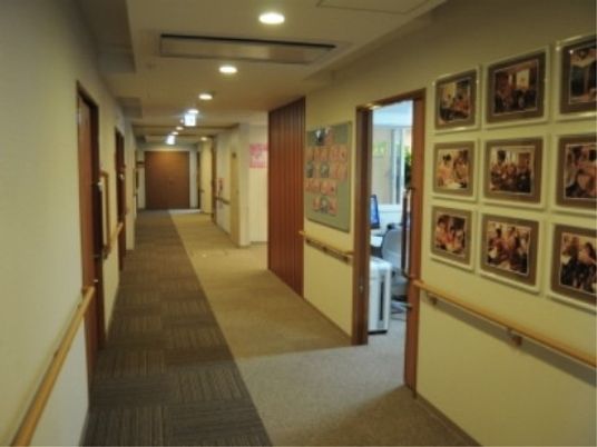写真で彩られた癒しの施設廊下