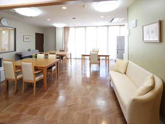 明るい快適なダイニングルーム