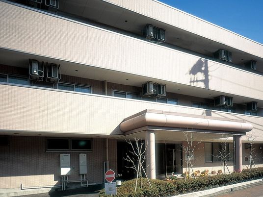 日差しが差し込むエントランス