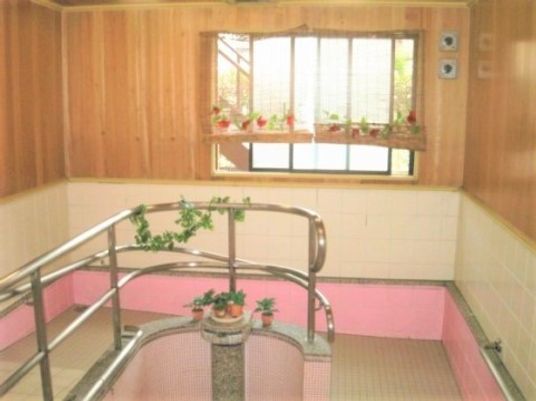 木目調の洗練された浴室