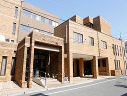 レンガ造りの建物エントランス