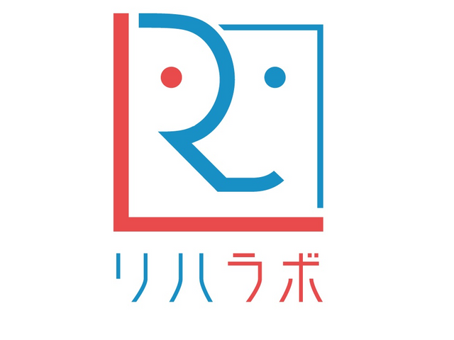 ロゴデザイン看板 温かみのある色合いでデザインされたロゴマークをご覧いただけます。ケアに関わる環境づくりへの配慮が感じられる一角です。