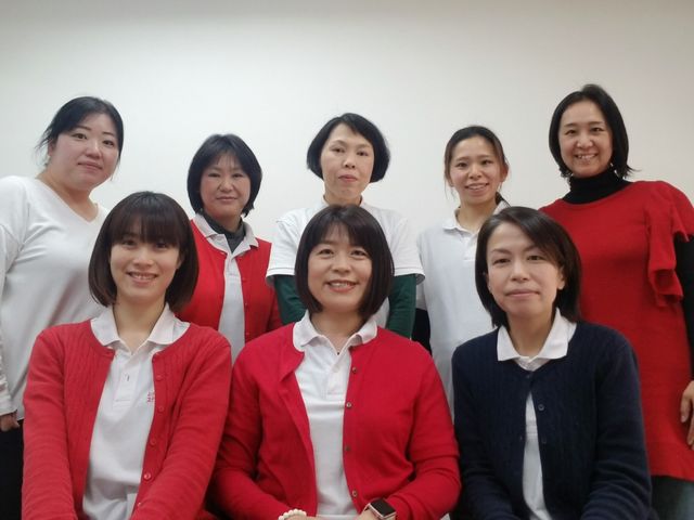 笑顔のスタッフ集合写真 温かみのある笑顔で迎えるスタッフが揃っているチームです。一緒に働くことで、やりがいを感じられる職場になることでしょう。