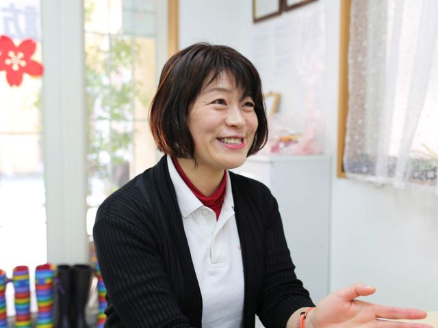 スタッフが笑顔で会話 明るく笑顔のスタッフが、心地よいコミュニケーションを大切にする職場です。働きやすい環境をご提供しています。