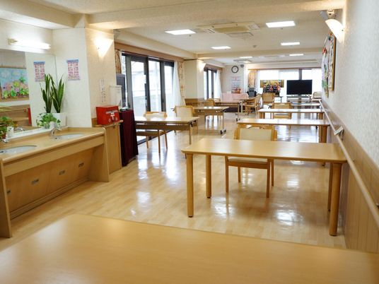 広々とした明るい食堂