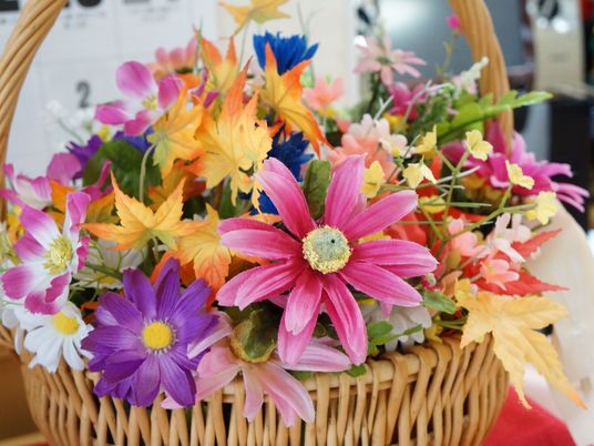 カラフルな造花のバスケット