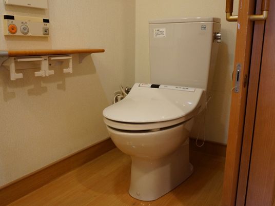バリアフリー設計のトイレ