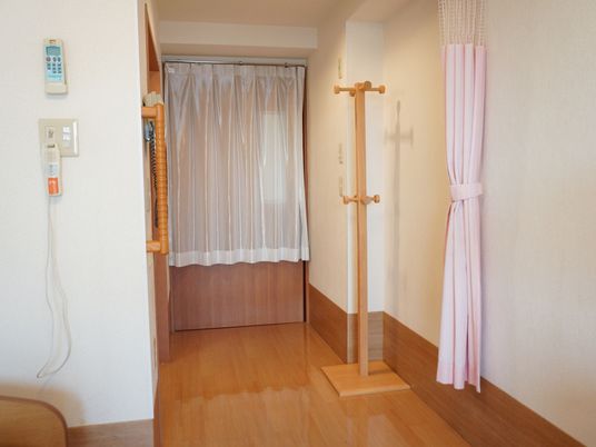 居室の明るいエントランス