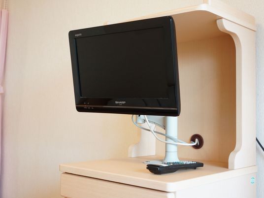 壁掛け液晶テレビとリモコン