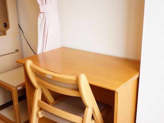 居室の木製テーブルと椅子