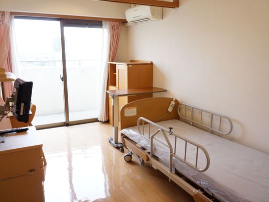 居室のベッドと家具