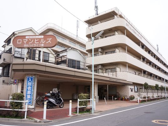 白い外壁の建物外観