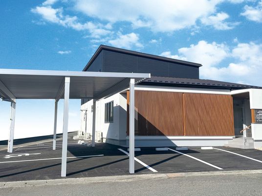 明るい外観の建物正面  