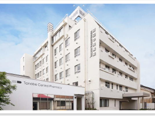 白い建物の外観  