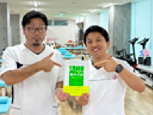 スタッフが案内するリビング  
