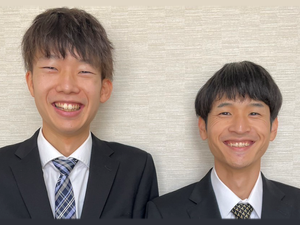 笑顔のスタッフ2人の上半身  