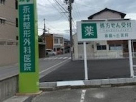 病院の看板と外観  