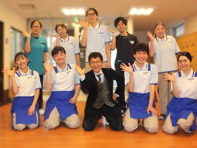 笑顔のスタッフの集合写真 スタッフイメージ 明るく親しみやすいスタッフが揃っています。楽しい職場の雰囲気が伝わってきます。