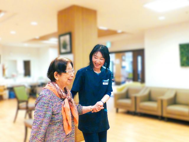 明るい談話スペース ラウンジ 広々とした明るい空間で、スタッフが親身になってケアをしています。会話が弾む温かい雰囲気です。
