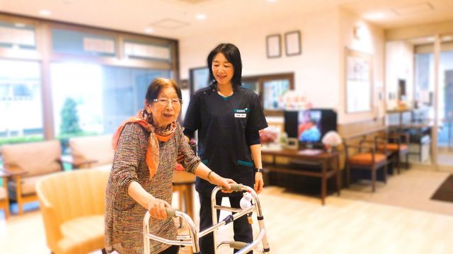 談笑するスタッフと利用者がいる空間