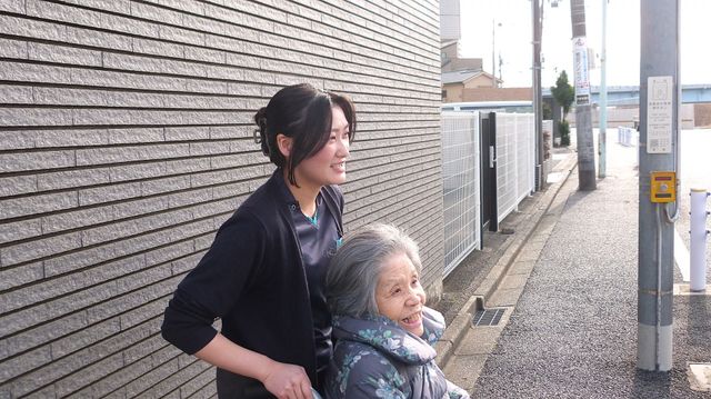 車椅子の介助風景