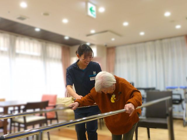 スタッフイメージ 機能訓練室 明るい空間での機能訓練は、利用者様がリラックスして取り組めるよう配慮されています。