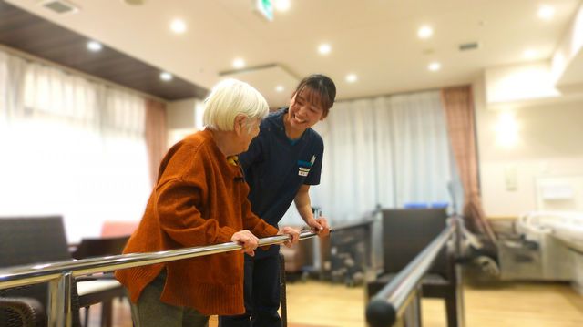 高齢者とスタッフの交流